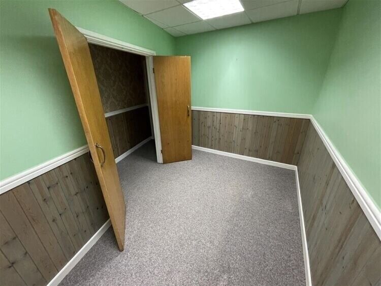 Prime Retail/Office Space Available Immediately in Central Newton Abbot Photo 6