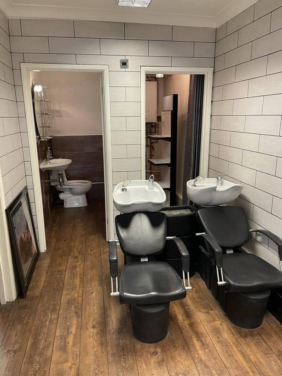 Prime Salon Space Available for Rent in Goole - Fully Equipped and Ready for Business! Photo 6