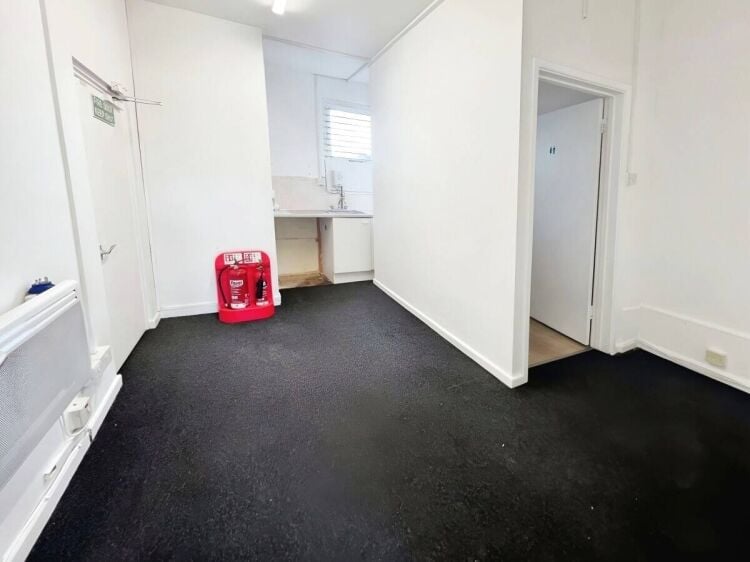 Ground Floor Shop/Office Space Available to Rent in Farnborough's Busy High Street. Ample Parking Av Photo 6