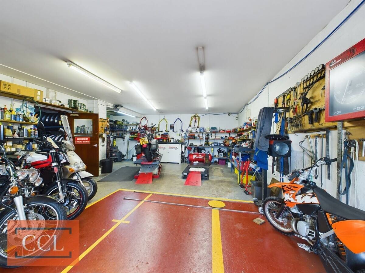 Prime Commercial Property in Elgin Moray, 320 sqm Versatile Space with Ample Parking Photo 6