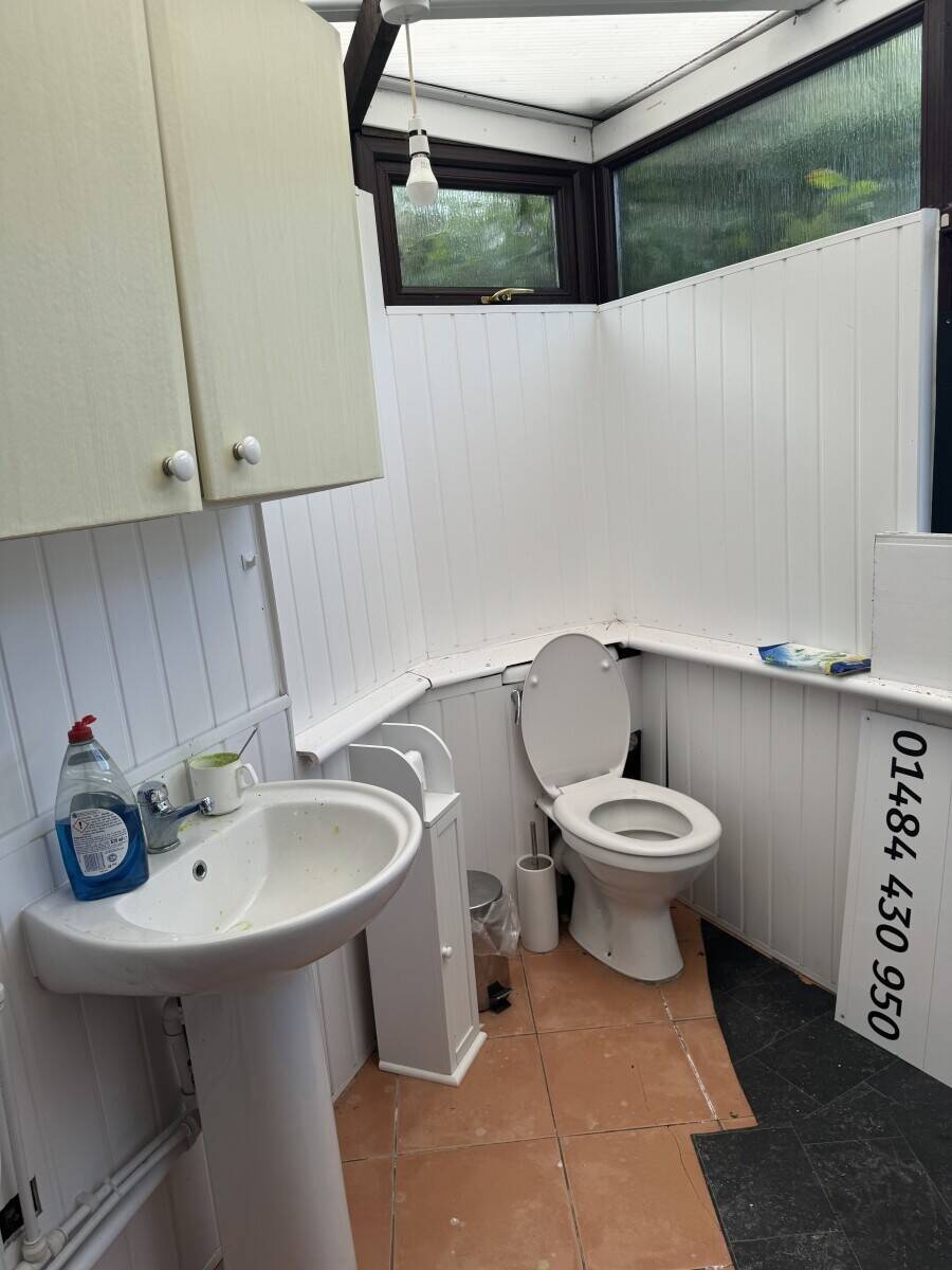 Prime Spot Ex Professional Hair Salon for Rent in Huddersfield West Yorkshire Photo 6