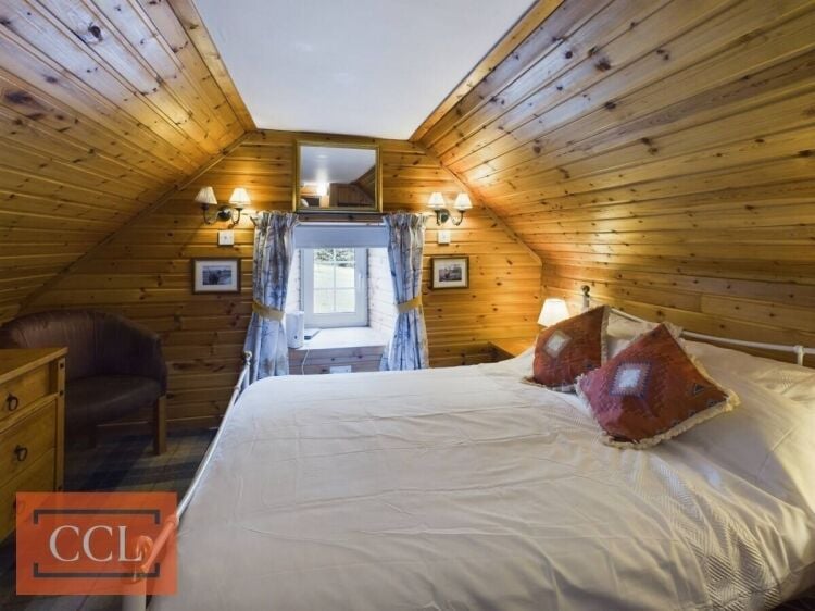 Charming Historic Whistlefield Inn in Picturesque Argyll and Bute, Scotland For Sale Photo 6