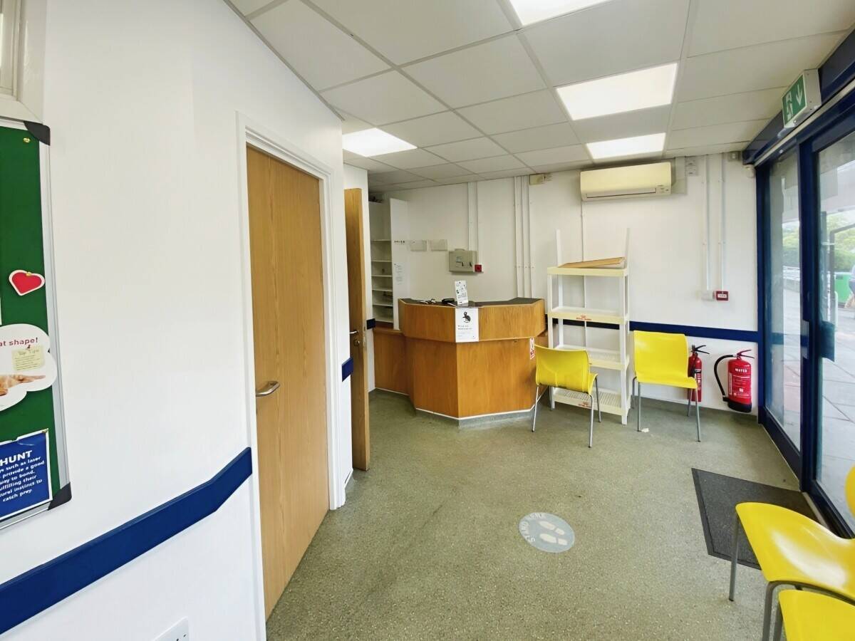 Prime Location Commercial Property Available For Lease in Tilehurst Local Centre Photo 6
