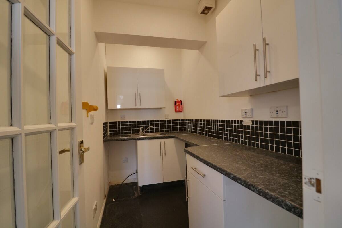 OFFICES - APPROX. 2,059 SQ. FT. Photo 6