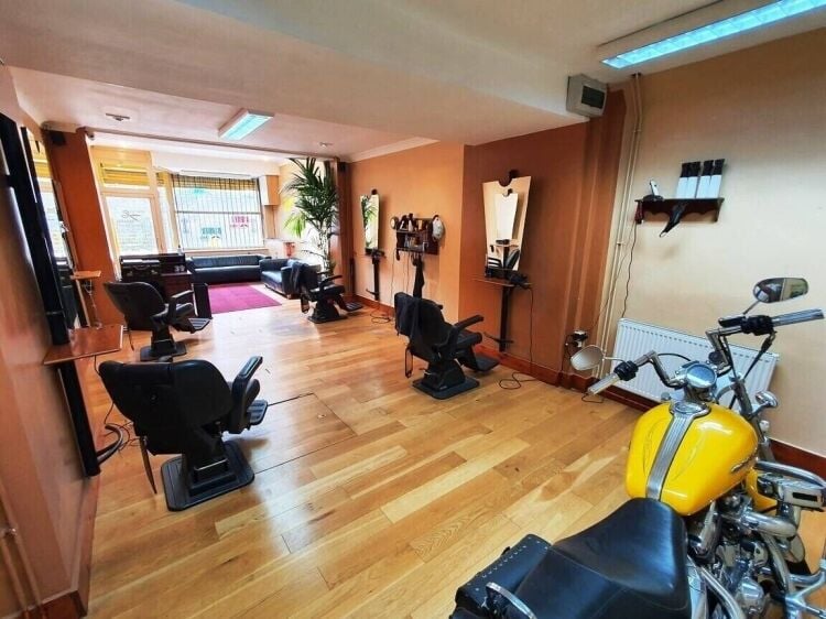 Large Freehold Retail Unit and Spacious Two-Bed Flat in Prime Kent Location Photo 6