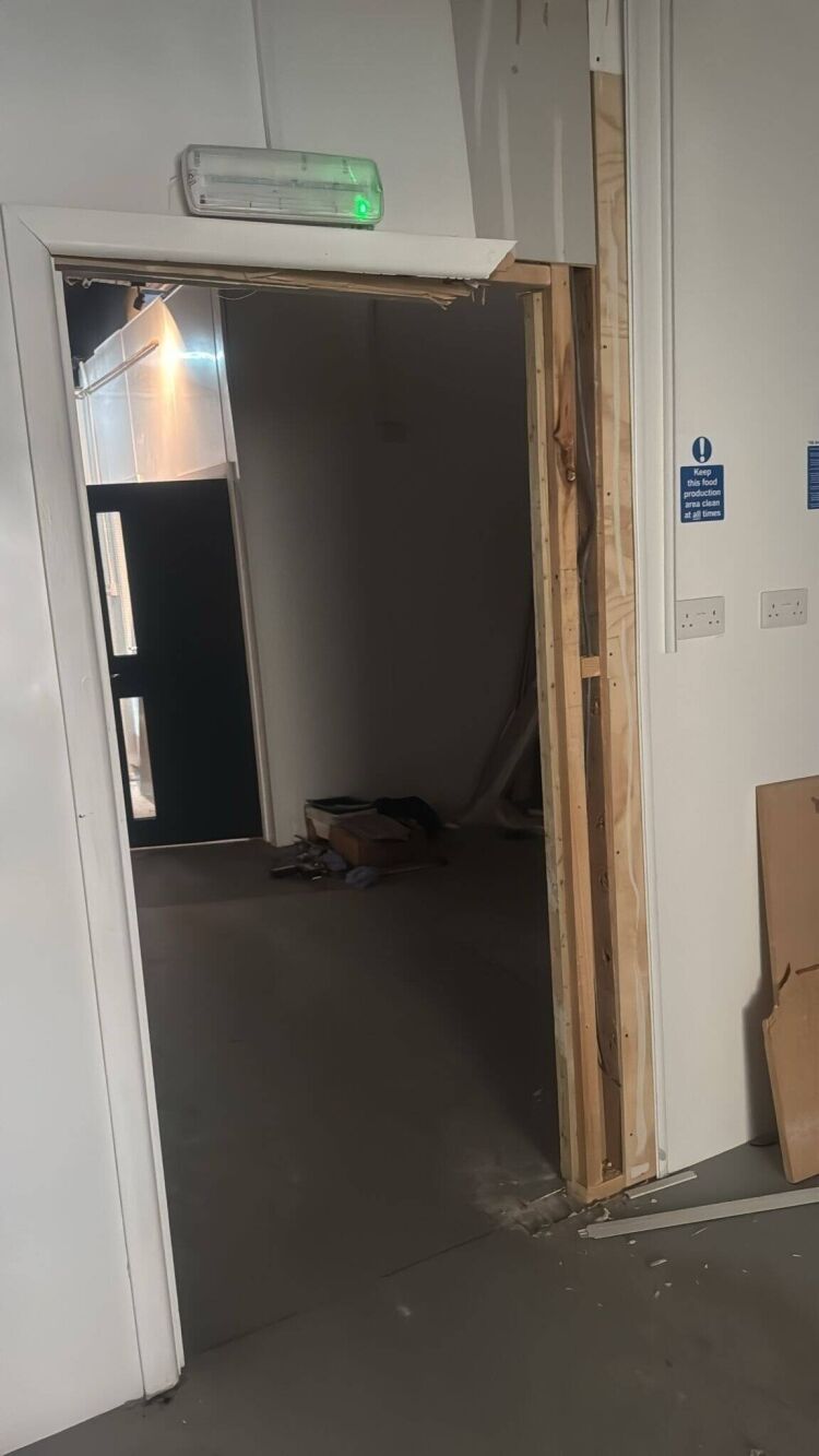 Prime Location Takeaway/Restaurant Space Available on Hounslow High Street Photo 6
