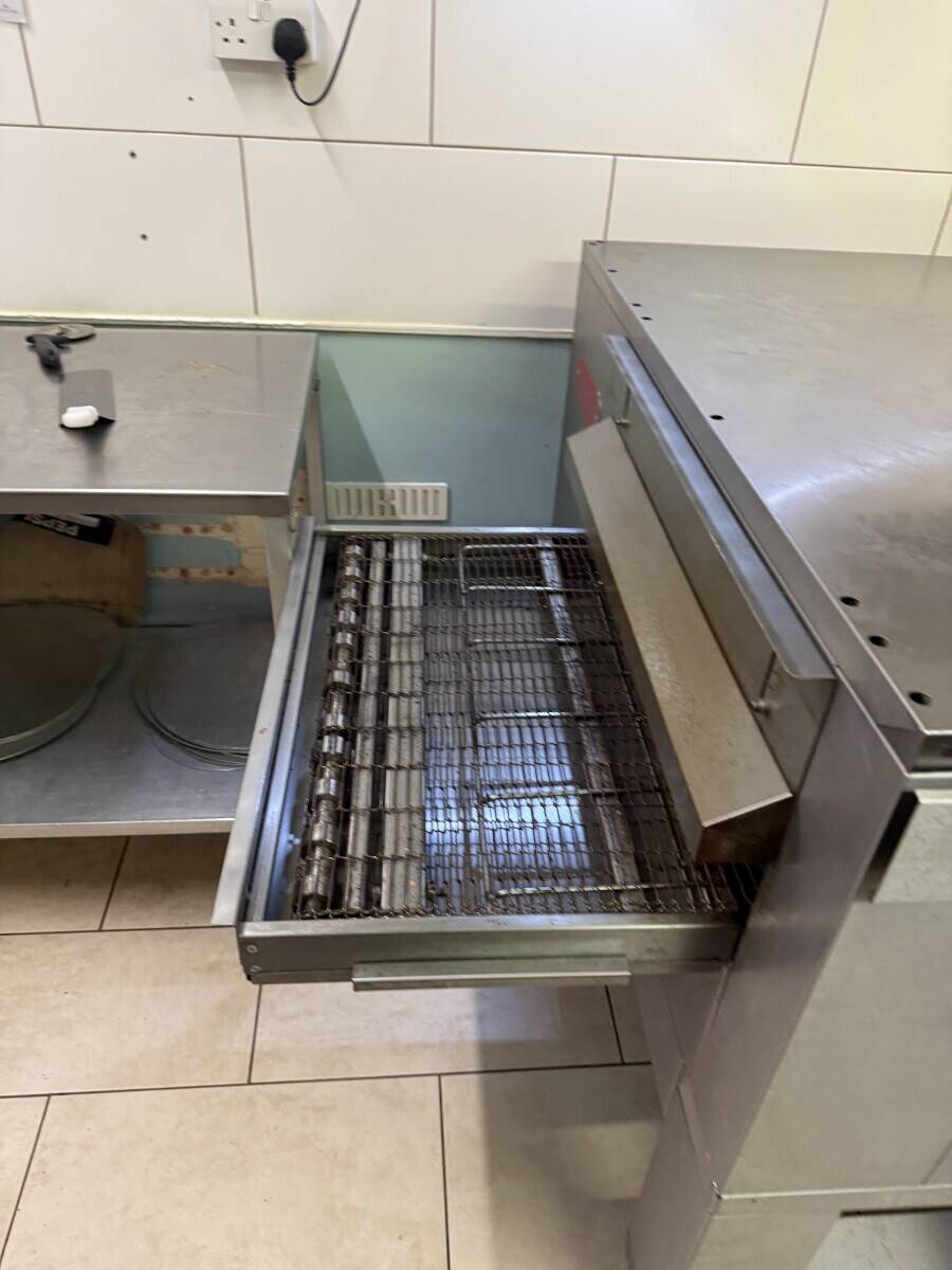 Prime Commercial Property with Thriving Pizza Business in Worksop Nottinghamshire for Sale! Photo 6