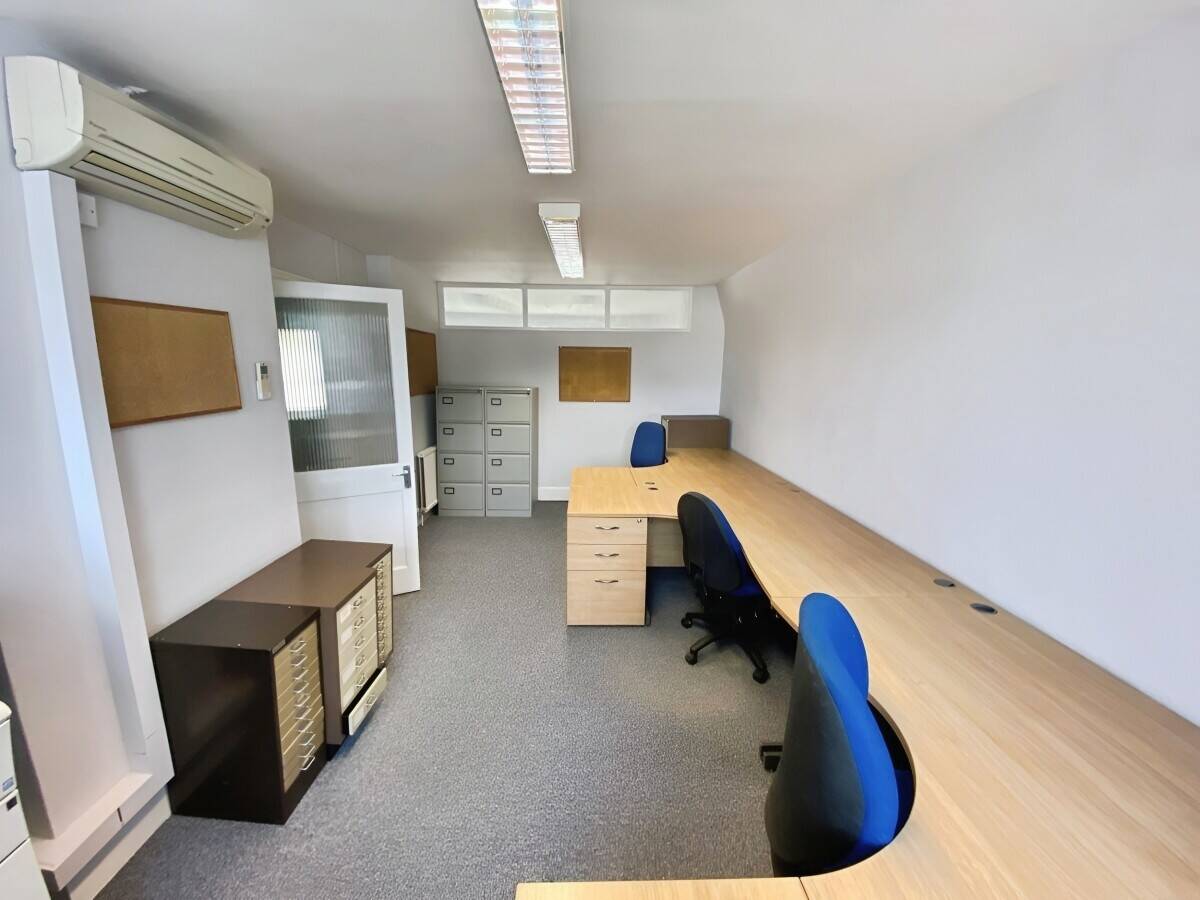 Commercial Premises over two levels to let in Tilehurst, Reading, Berks - Circa.1250sq.ft Photo 6