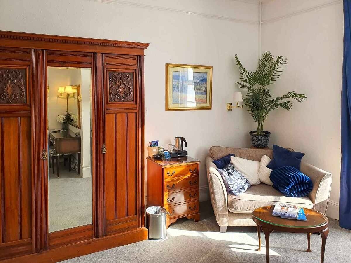 Stunning 17-Bedroom Boutique Hotel in Prime Torquay Location, Close to Harbour and Beach Photo 1