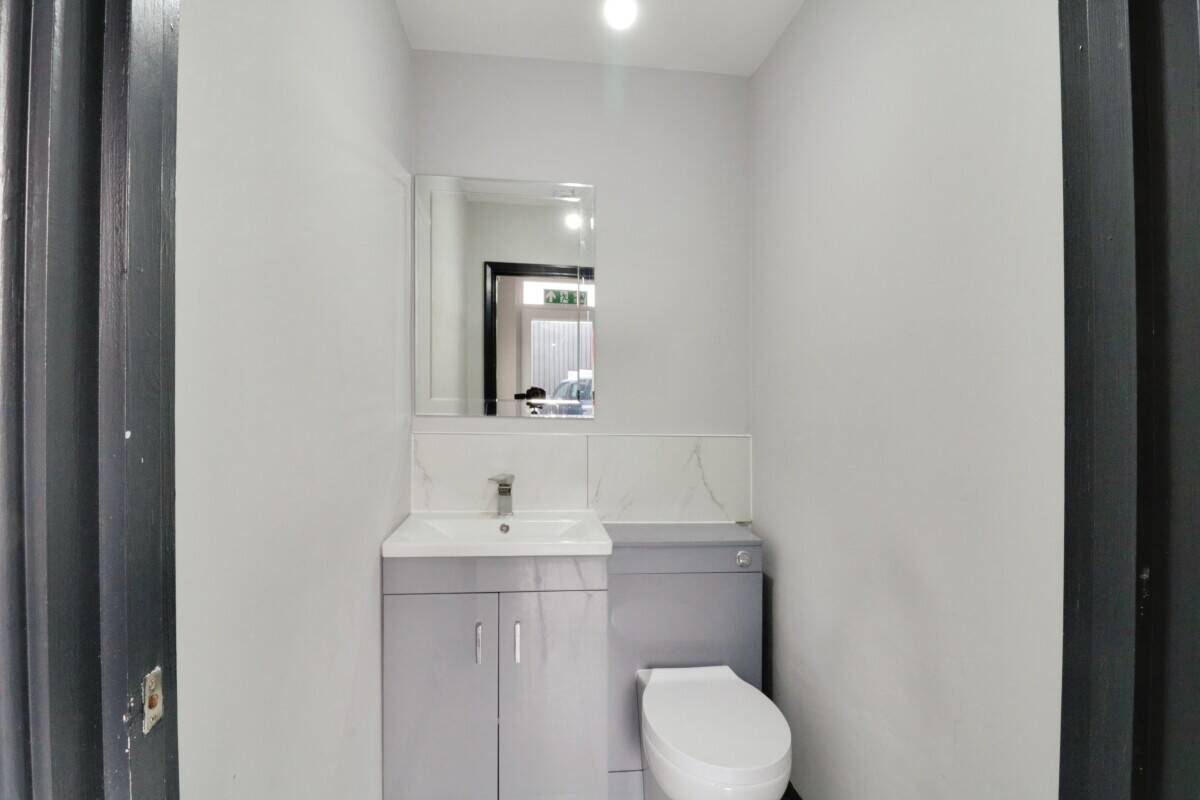 MODERN OFFICE - HIGH ROAD, BENFLEET Photo 6