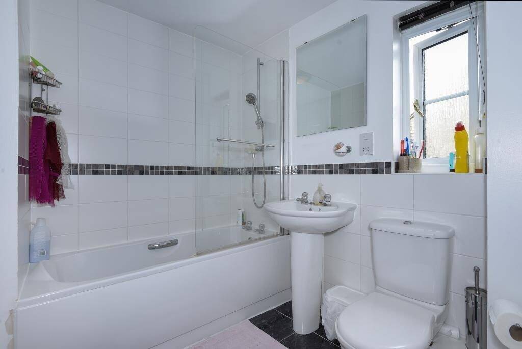 4 Bedroom House available for Supported Accommodation in Deer Park, Witney Photo 5