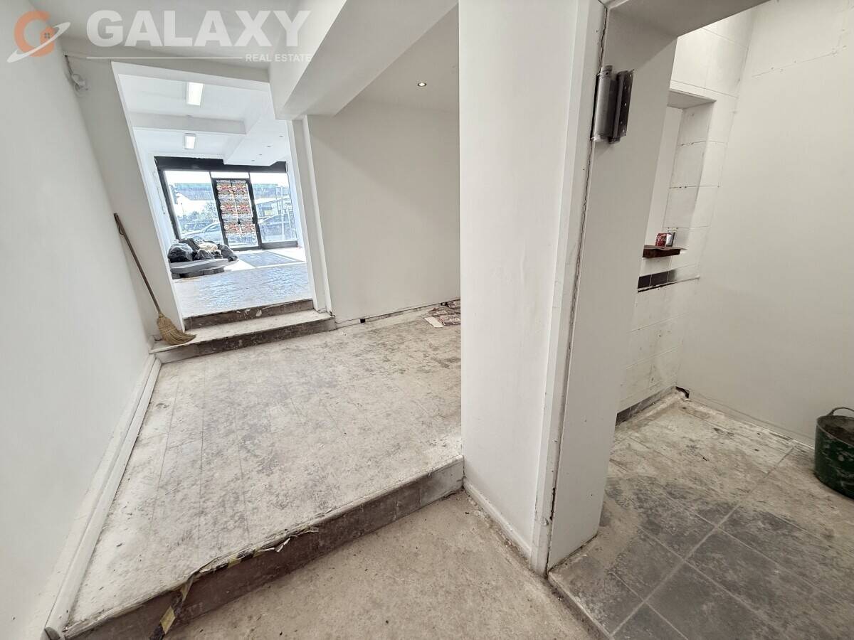 Fully Equipped A3 Restaurant & Takeaway – Prime Uxbridge Road Location – Lease for Sale! Photo 6