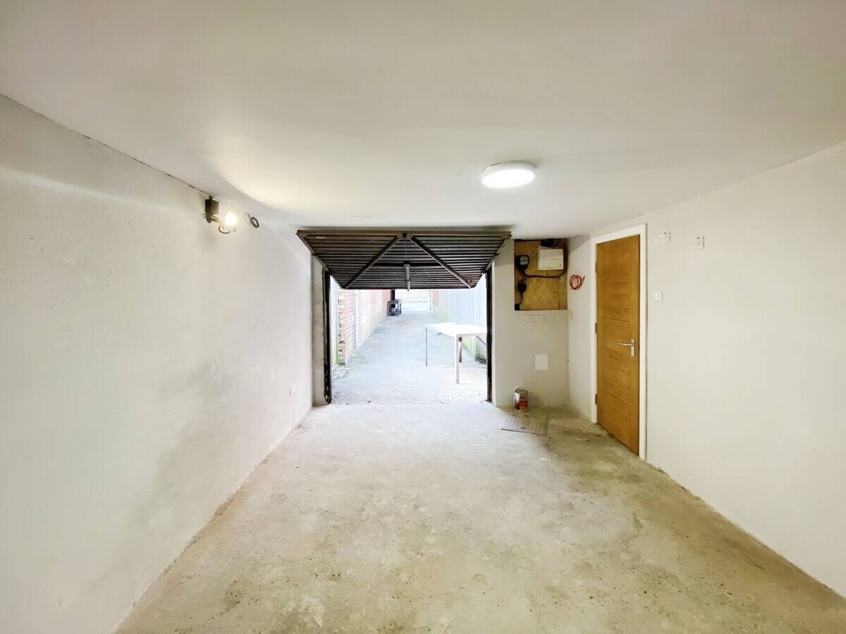 Prime Workshop Space Available for Immediate Rent in Reading, Berks - Features Inspection Pit, Kitch Photo 6