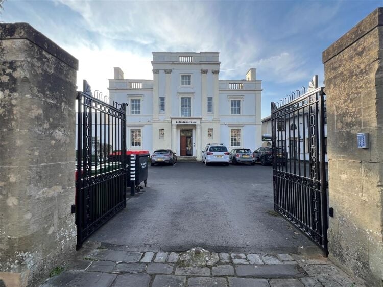 Grade II Listed Office Space with Modern Amenities in Bristol's Prime Location Photo 6
