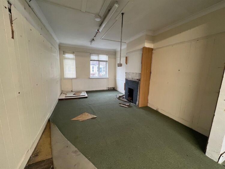 Prime Three Storey Commercial Property in Bristol, Ideal for Retail and Storage Photo 6