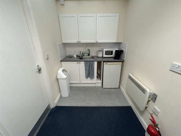 Spacious Industrial Unit with Off-Street Parking in Bristol Photo 6