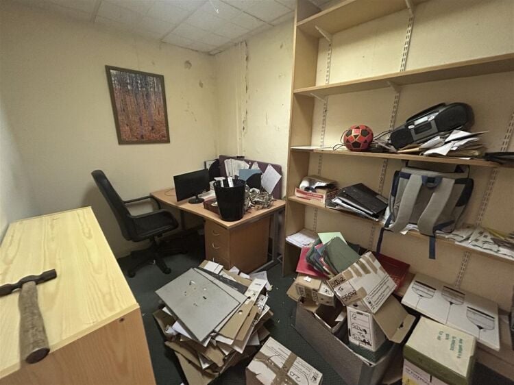 Spacious Terraced Shop/Office with Kitchen and Toilet Available for Rent in Bristol Photo 6
