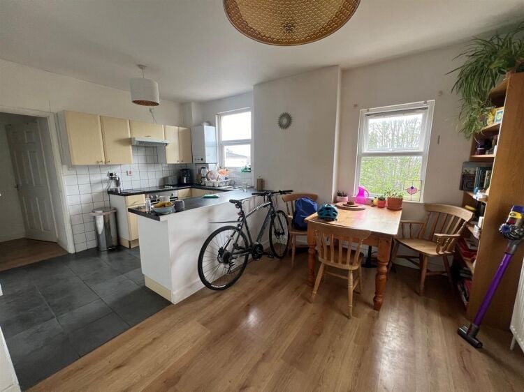 Charming End of Terrace Mixed-Use Property with Shop and Two-Bedroom Flat in Bristol Photo 6