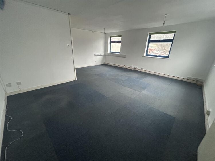 Spacious First Floor Offices with Parking in South Bristol for Rent Photo 6