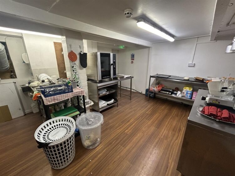 Prime Commercial Property in Bristol with New 10-Year Lease Photo 6