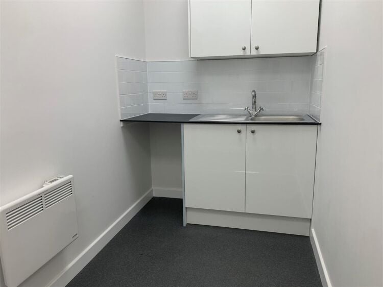 Refurbished Retail Unit in Bristol Offering Versatile 427 sq ft Space Photo 6