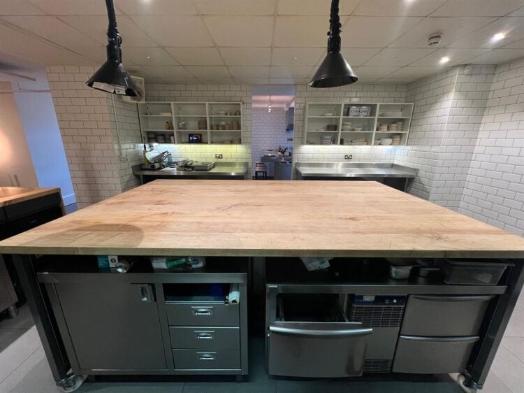 Fully Equipped Restaurant with Spacious Kitchens and Offices for Rent in Bristol Photo 6