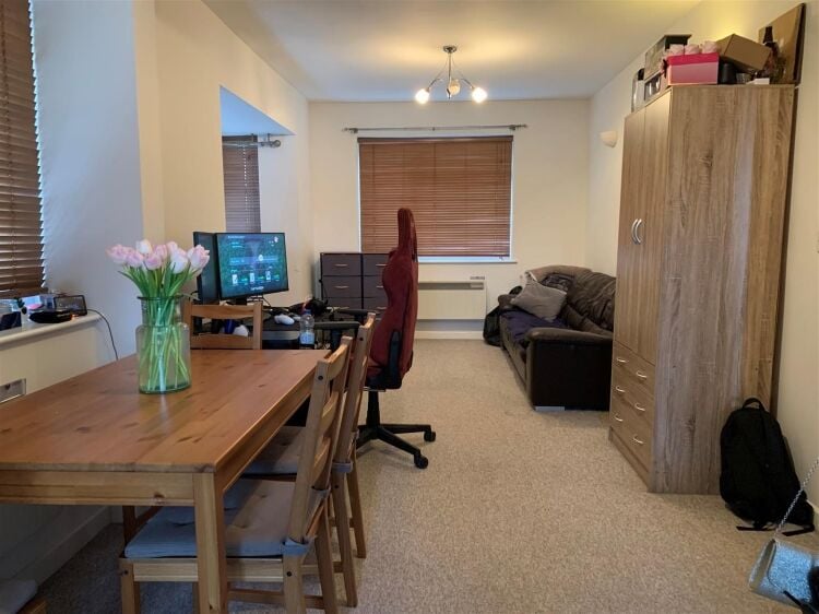 Prime Mixed-Use Property in Bristol with Retail Space and 1-Bedroom Flat for Sale Photo 6