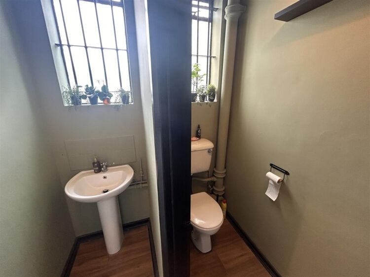 Spacious, Modern Retail Unit in Prime Bristol Location Previously Let as Barbershop Photo 6