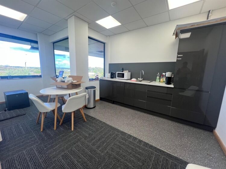 Renovated Top Floor Office with Modern Amenities in Prime Bristol Location Photo 6