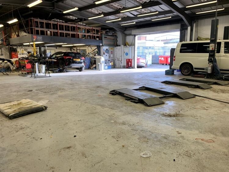 Prime for Redevelopment - Large Industrial Unit in Bristol with 6,284 sq ft Space Photo 6