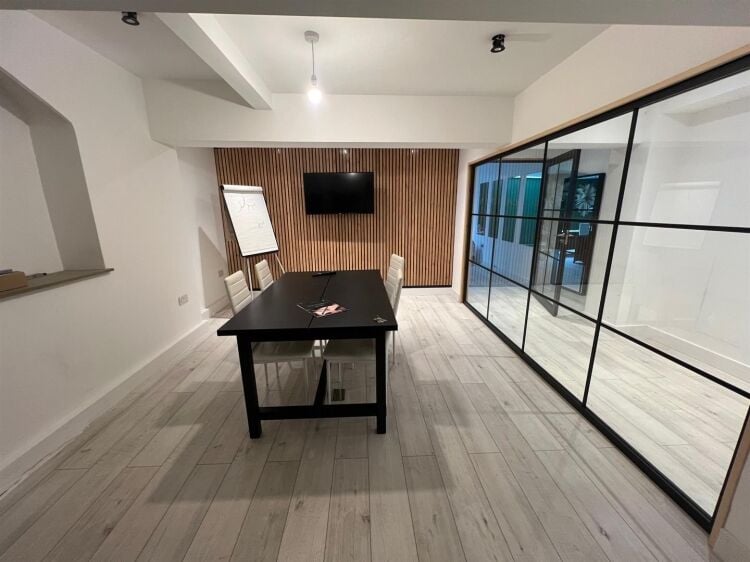 Spacious Shop Unit in Prime Bristol Location Ideal for Diverse Business Uses Photo 6
