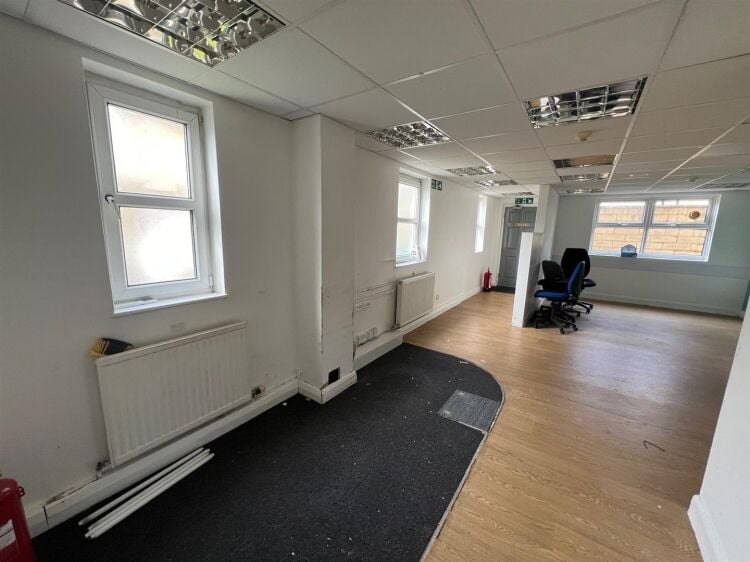 Prime Commercial Property in Bath, Ideal for Medical or Office Use Photo 6
