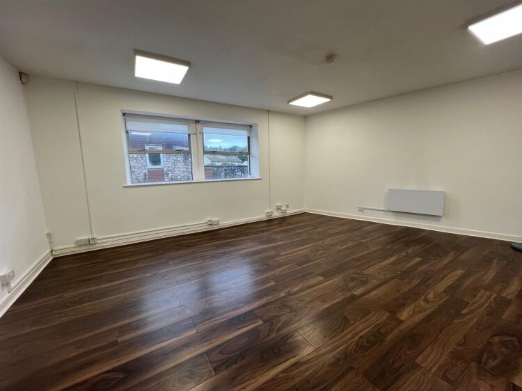 Modern First Floor Commercial Unit for Rent in Bristol, Ideal for Office or Salon Use Photo 6