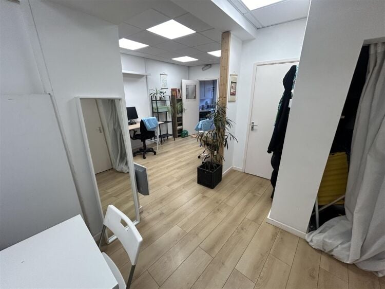 Grade II Listed Retail Unit with 930 sq ft Shop Space Available to Rent on Old Market Street, Bristo Photo 6