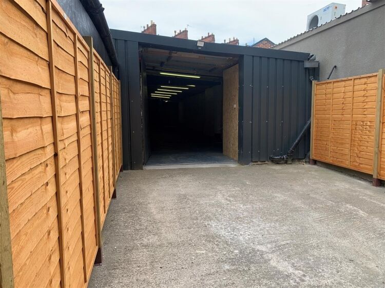Renovated Workshop/Storage Unit with Secure Parking in Central Bristol Photo 6