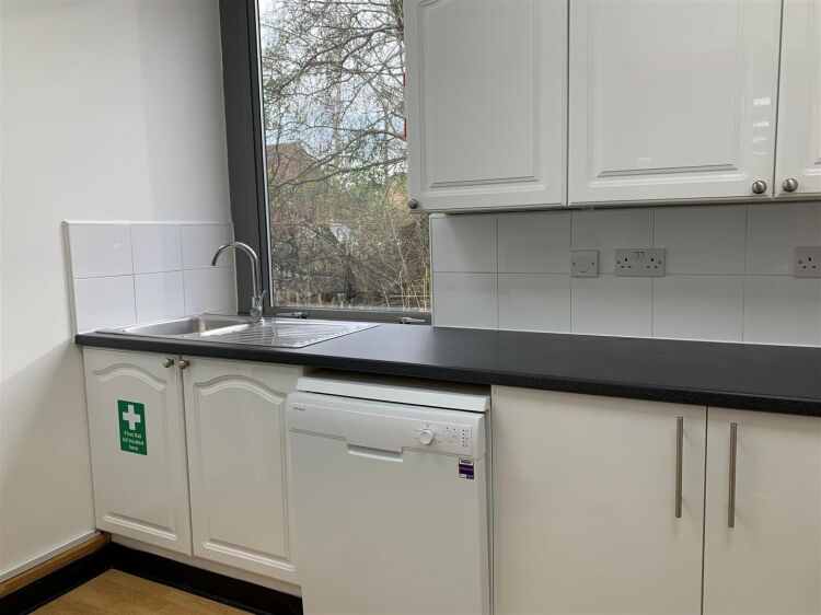 Spacious 2,000 ft² Ground Floor Office with LED Lighting in Portishead, Somerset Photo 6