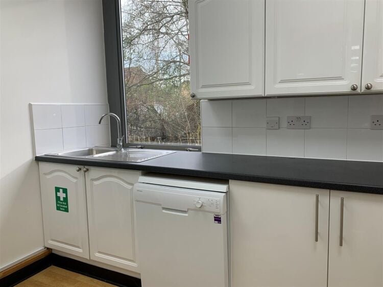 Spacious 2,000 ft² Ground Floor Office with LED Lighting in Portishead, Somerset Photo 6