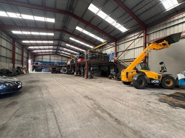 Spacious Industrial Unit With Modern Amenities in Bristol, Ideal for Multiple Uses Photo 6