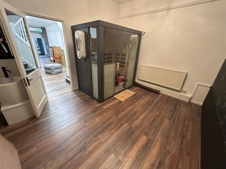Recently Refurbished Retail Shop in Bristol with Ample Parking Photo 6