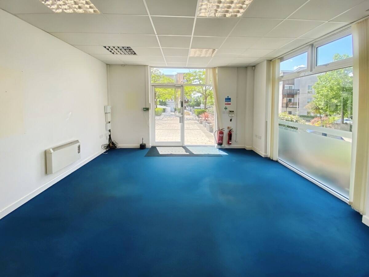 Premises To Let - Kennet Island - E-Class - Ideal for Barber Shop, Nail Bar, Beauty Photo 6
