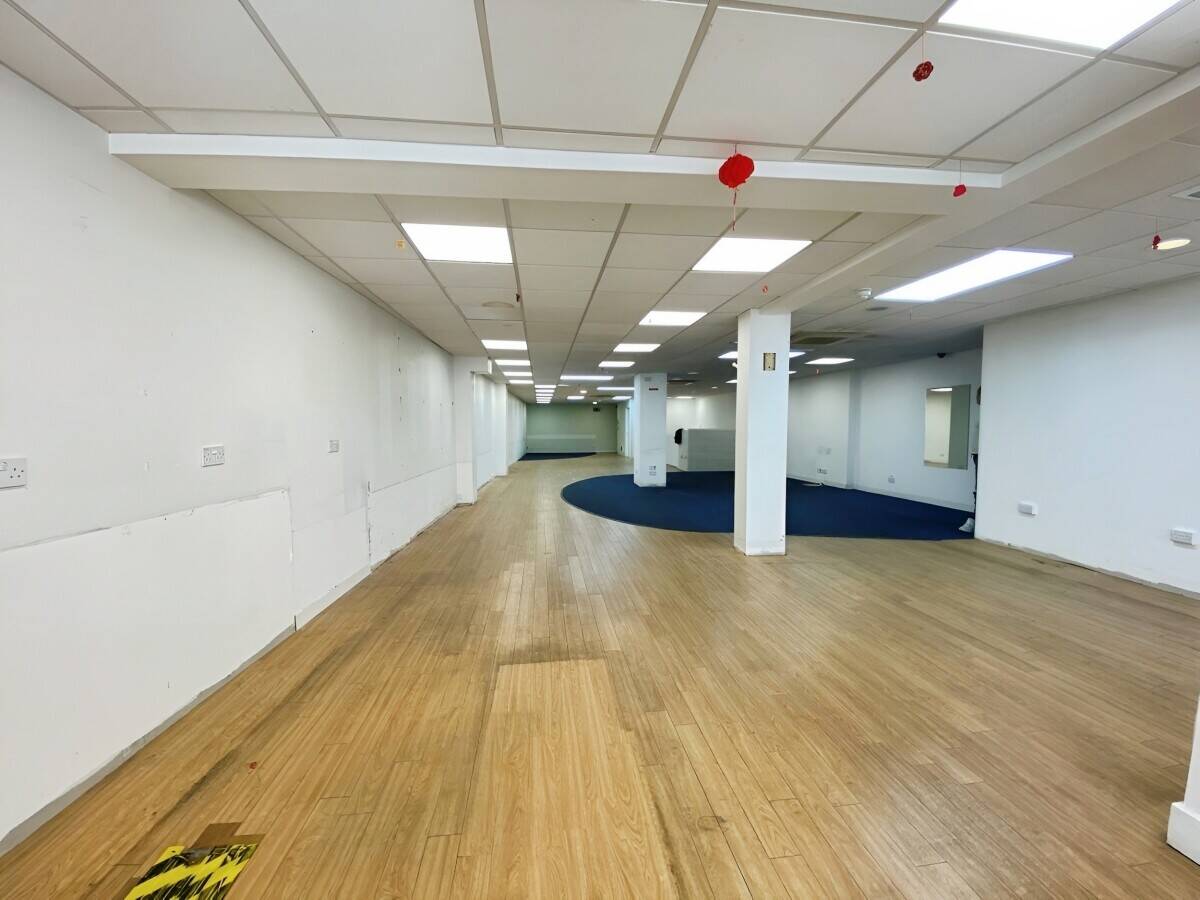 Prime Retail Premises Available for Short-Term Lease in Central Reading Photo 6