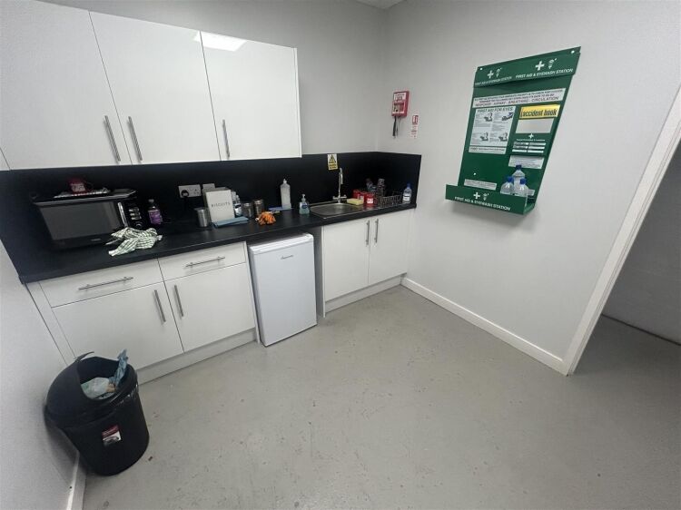 Versatile 6,913 sq ft industrial unit available to rent in vibrant Bristol location Photo 6