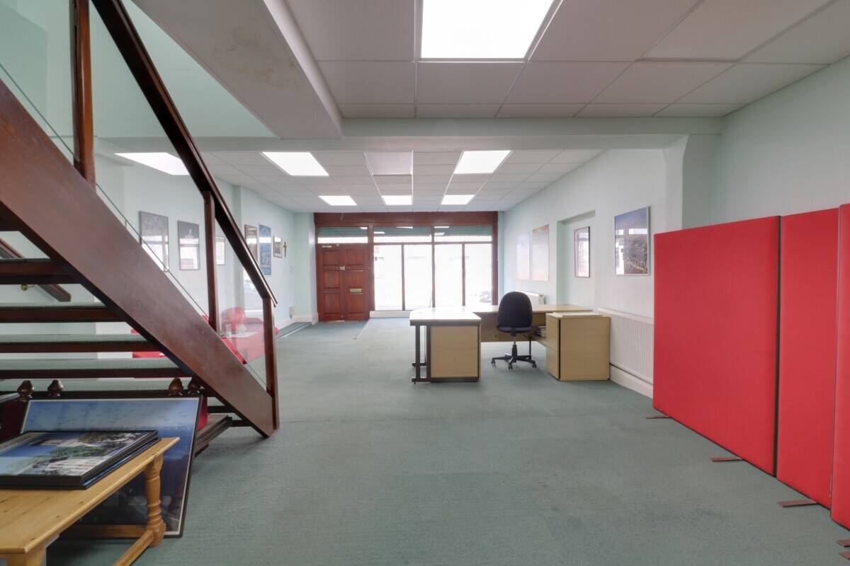 Versatile Ground Floor Shop Office in Prime Southend Location with High Footfall and Great Access Photo 6