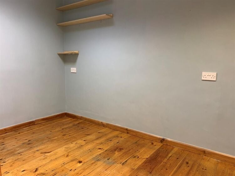 This ground floor retail unit offers approximately 360 sq ft of space and situated on kinsale road in the suburb of whitchurch. the shop would suit a Photo 6