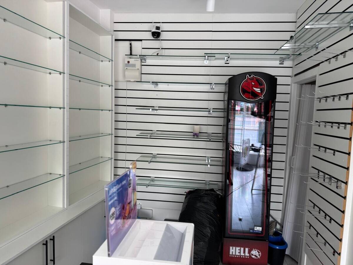 Retail Shop for Sale on Ewell Road in Surbiton, suitable for Retail or Office Use Photo 6