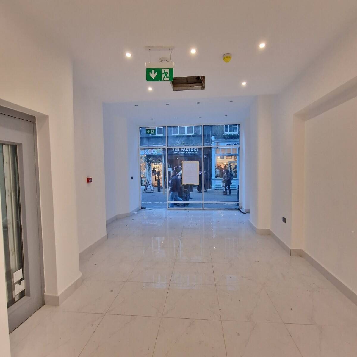 Retail space for sale at 76 Neal Street in Covent Garden, City of London Photo 5