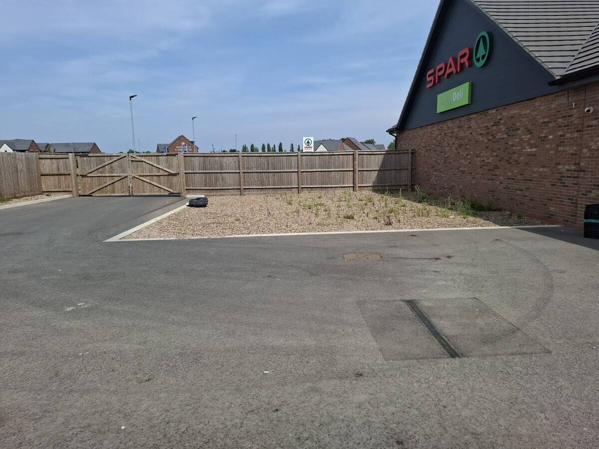 PURPOSE BUILT RETAIL/CONVENIENCE STORE: LINCOLNSHIRE MARKET TOWN Photo 6