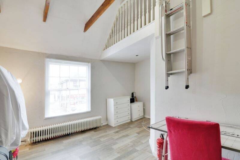 Two-Storey Freehold Commercial Property in Rochford, Essex with 874 sq. ft. of Versatile Space Photo 6