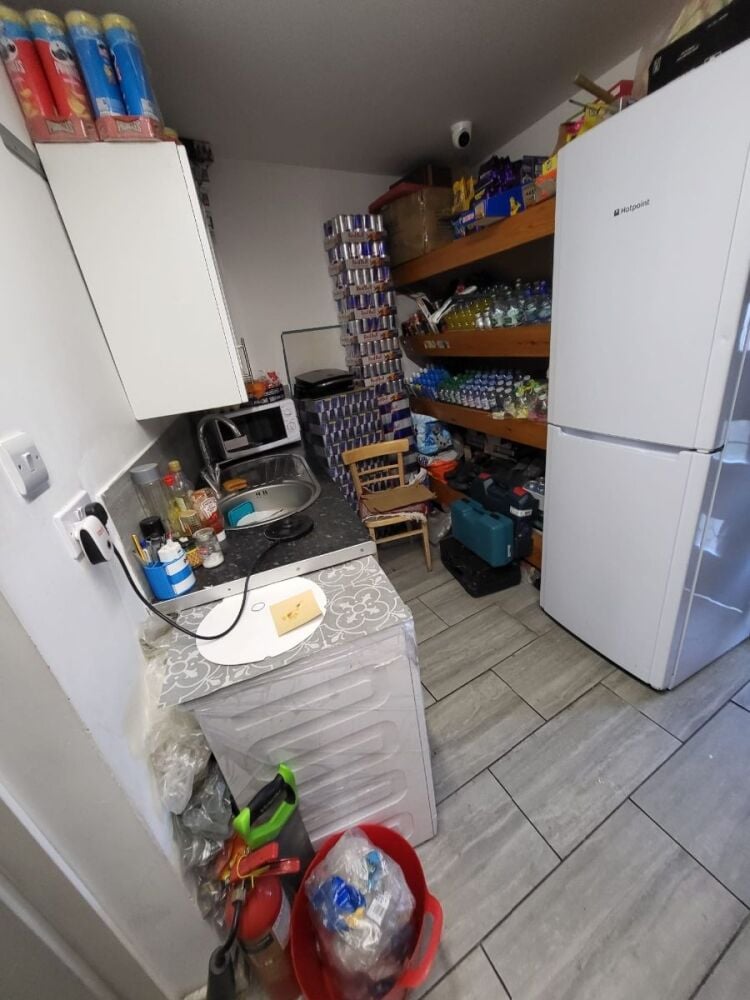 Convenience store and freehold retail unit with residential space in Waltham Cross Hertfordshire Photo 6