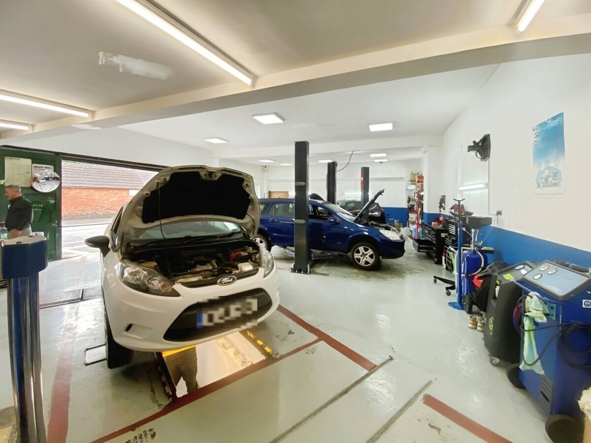 Freehold Mixed-Use Garage and Residential Property in Reading Berkshire Photo 6